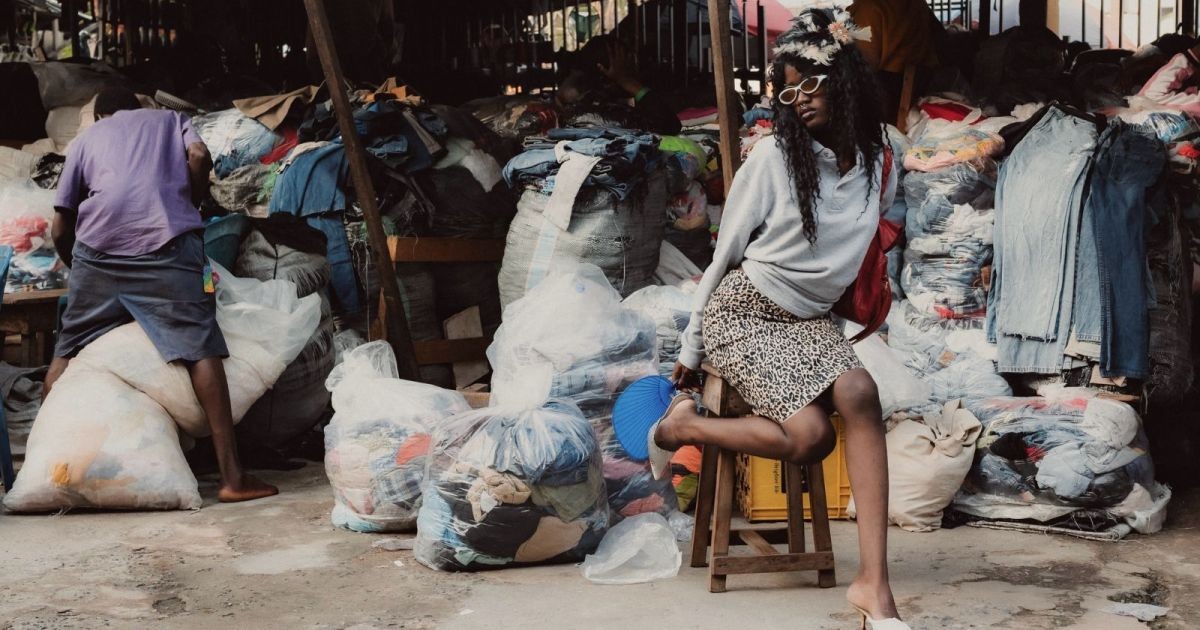 Modelo que recriava desfiles pelas ruas da Nigéria estreia na Chanel