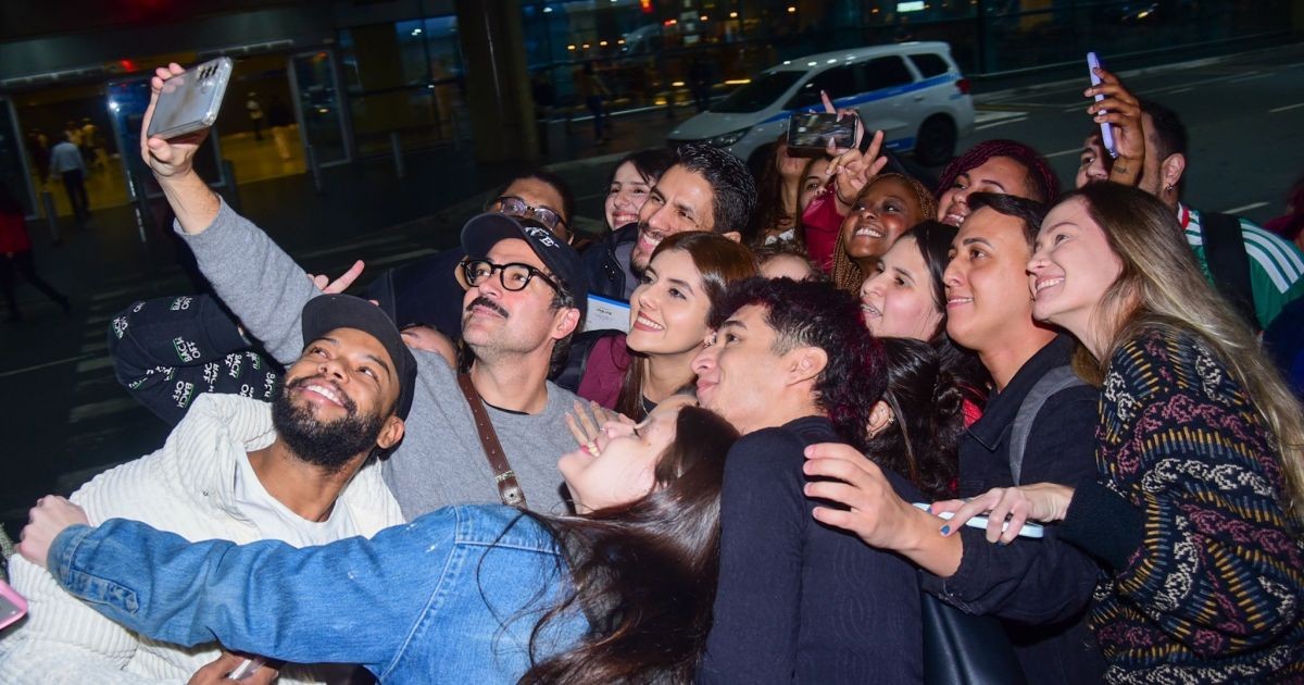 Ex-RBD Alfonso Herrera desembarca no Brasil e é recebido por fãs; veja