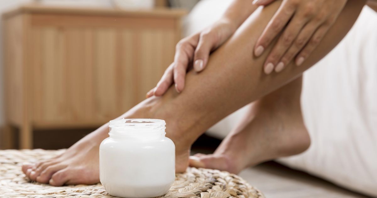 Como aplicar bicarbonato de sódio e óleo de amêndoas para esfoliar os pés ressecados e garantir calcanhares macios e hidratados na rotina de cuidados