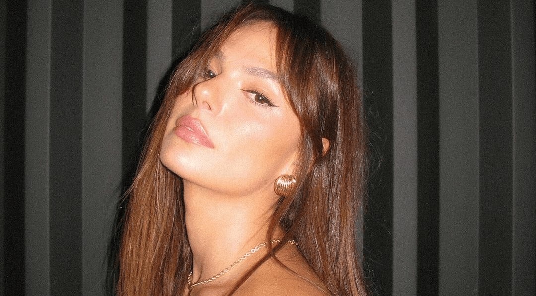 Isis Valverde admite arrependimento com “tatuagem enorme” feita aos 21 anos