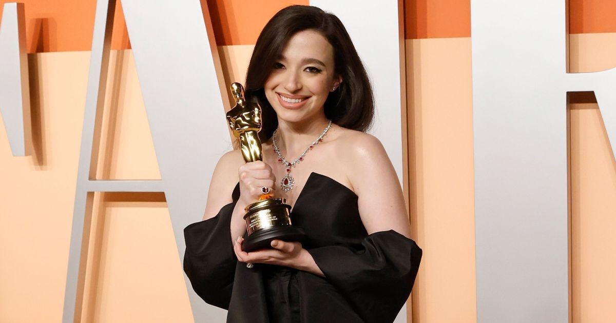 Atriz vencedora do Oscar diz que irmãos a “mantiveram humilde” após vitória