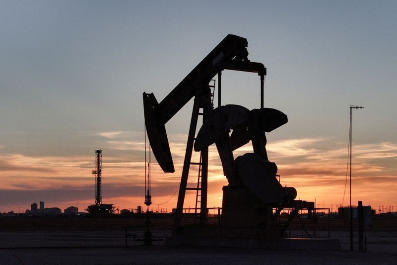 Petróleo tem leve alta com tensões no Mar Vermelho e aumento da oferta
