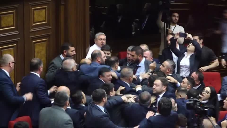 Vídeo: Discussão de deputados vira briga generalizada no Parlamento armênio