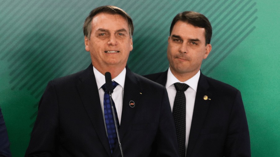 Flávio nega possibilidade de Bolsonaro disputar eleições em 2030