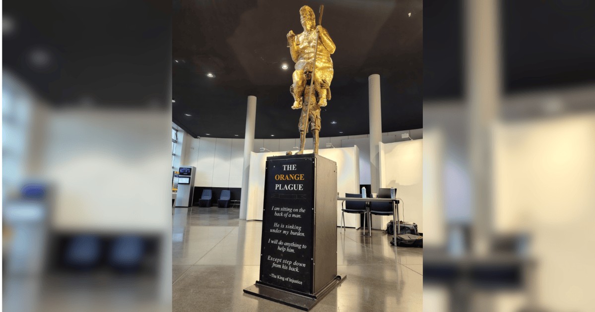 Estátua de Trump nu e coberto de ouro é exibida no Parlamento Europeu