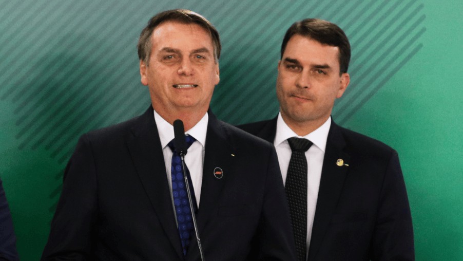 Veja em quais estados Flávio teve mais votos que Jair no 1º turno