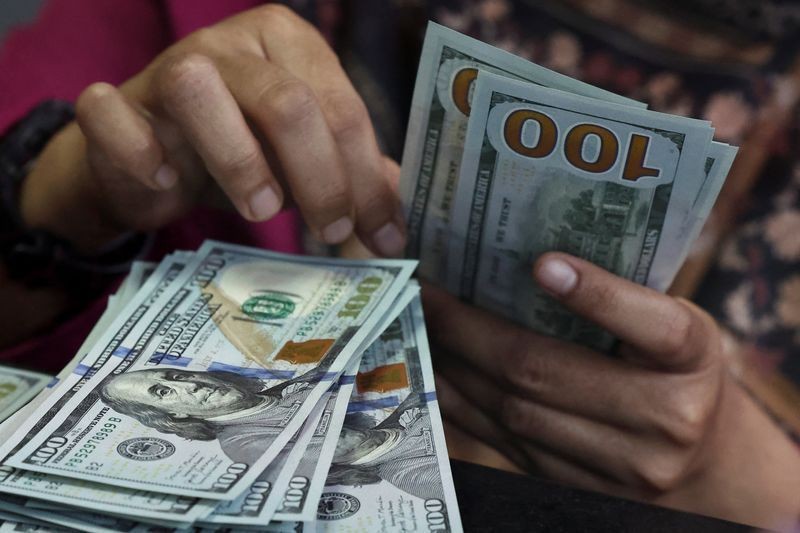 Dólar abre em alta após forte rali do 1º turno das eleições