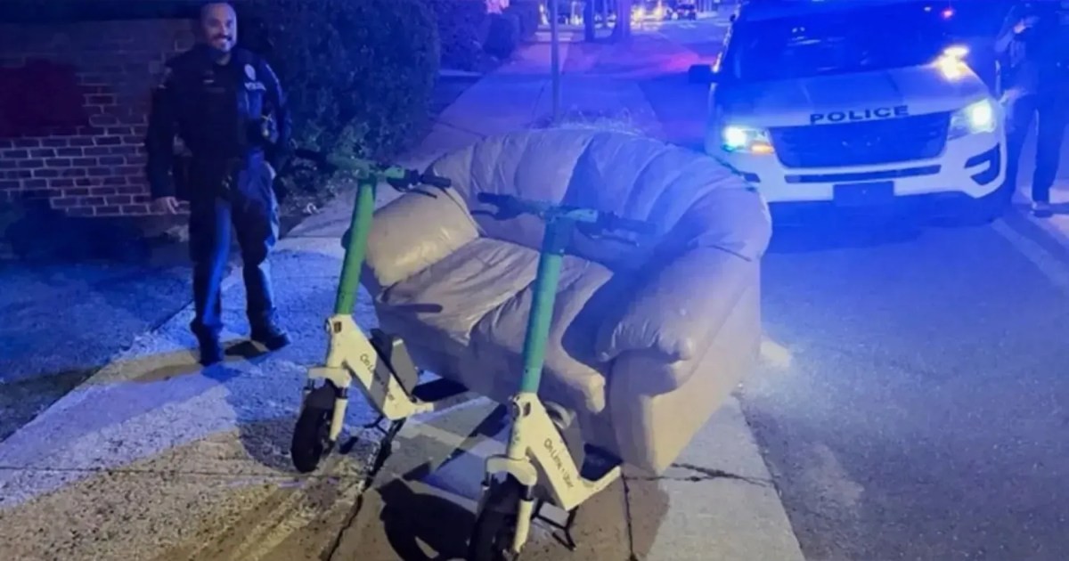 Eles transformaram um sofá de dois lugares em veículo, pegaram a estrada e foram parados pela polícia