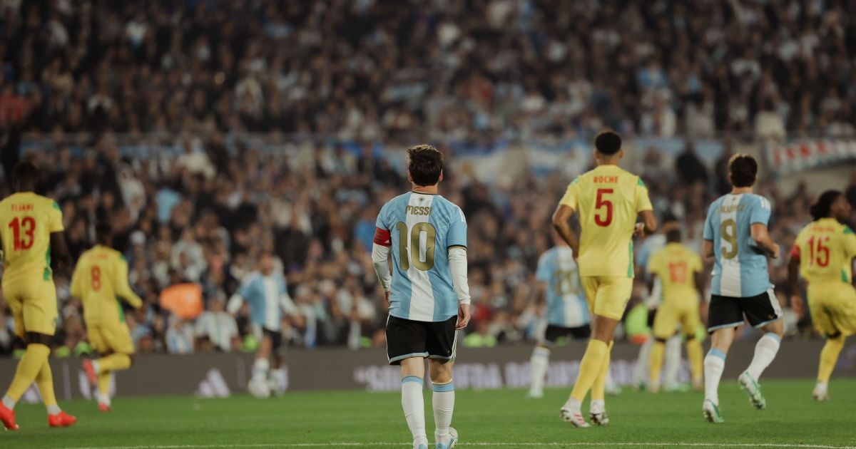 Propaganda com drones na despedida de Messi revolta torcida argentina