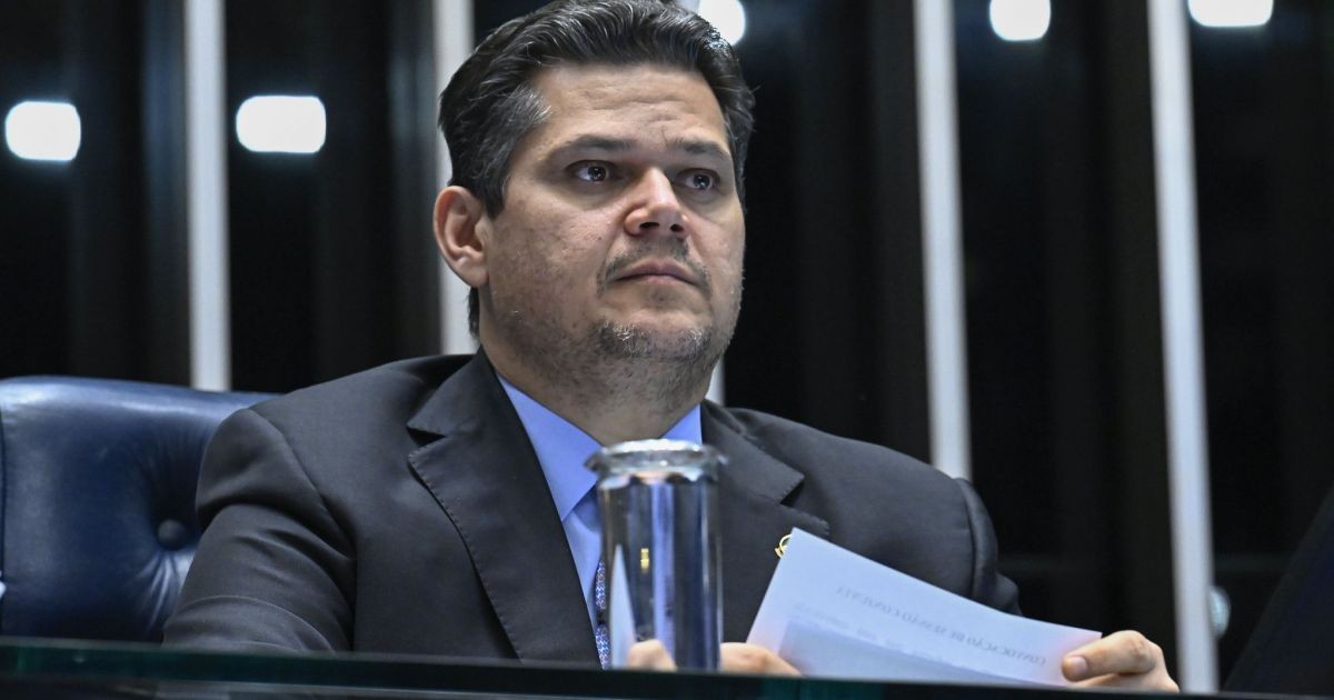 Governo não apresentou pedido para acelerar 6×1 no Senado, diz Alcolumbre