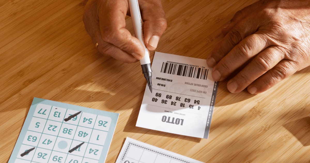 Ele apostou na loteria e esqueceu completamente; quatro meses depois, achou o canhoto no fundo da bolsa e descobriu que ganhou US$ 50 mil