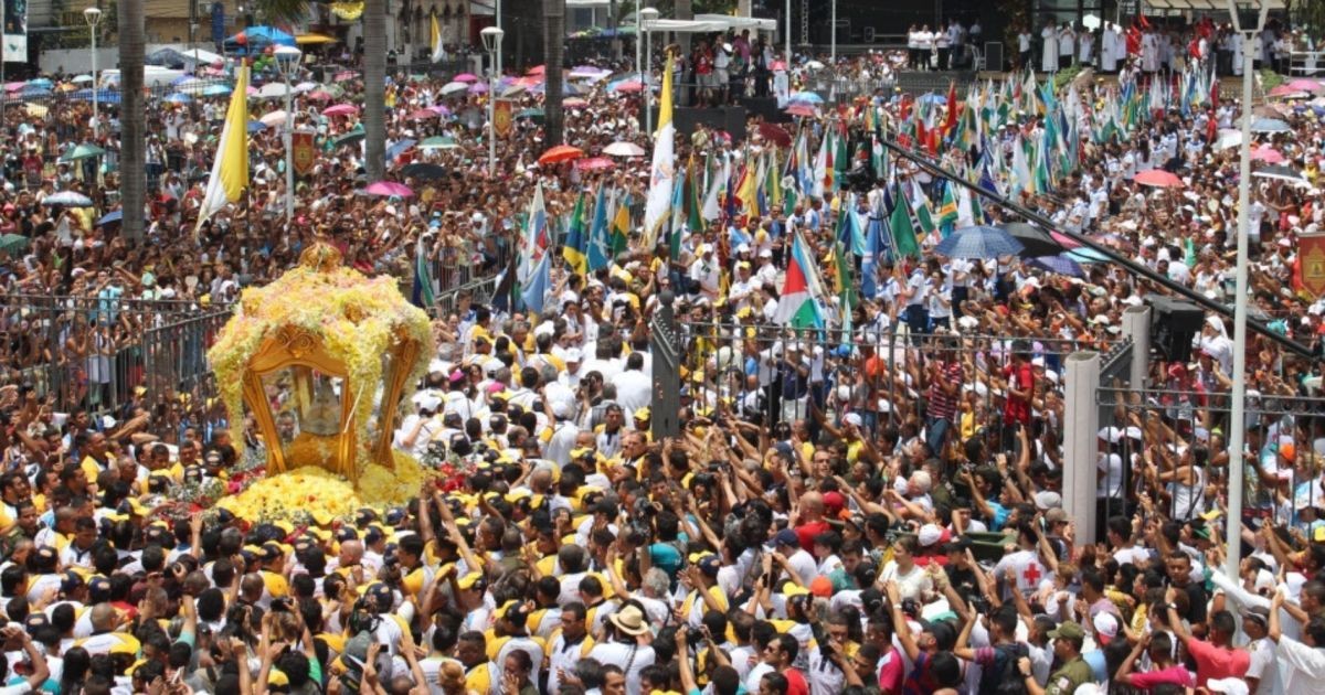 Círio 2026: primeira romaria leva carros e barcas às ruas de Belém