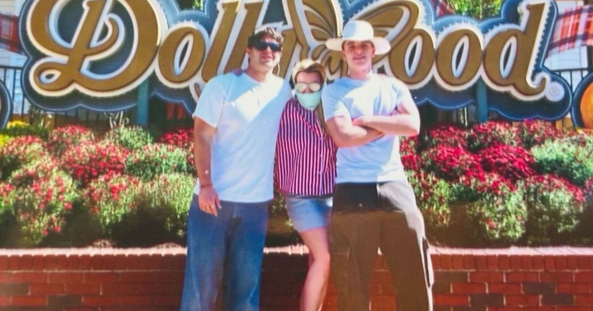 De máscara, Britney Spears visita parque de Dolly Parton com os filhos