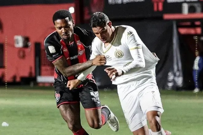 Vitória goleia a Chapecoense e se afasta do Z4 no Brasileirão