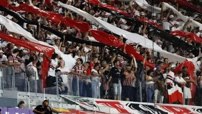 Torcida do São Paulo protesta após revés para Cruzeiro: “Time sem vergonha”