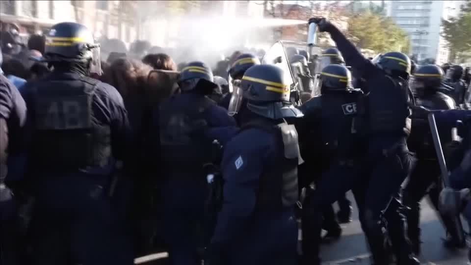 Polícia entra em novo confronto com estudantes durante protestos em Paris