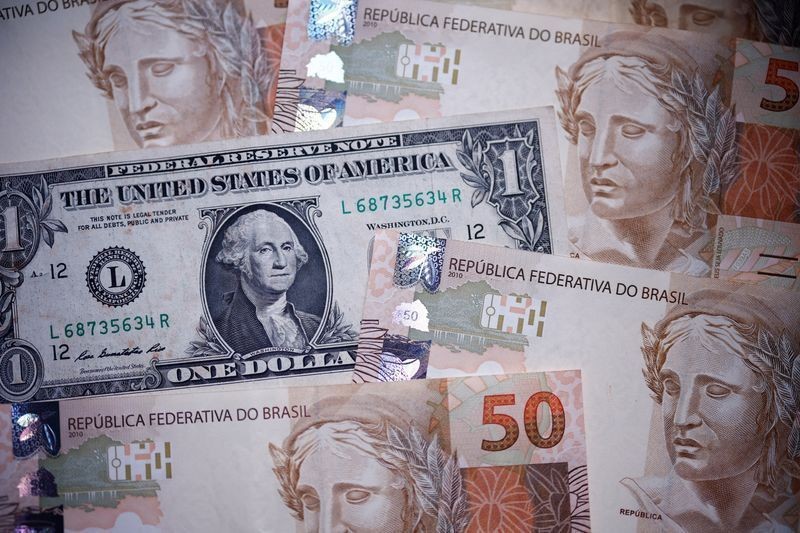 Dólar sobe à espera de nova pesquisa eleitoral no Brasil