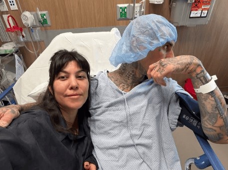 Travis Barker passa por cirurgia após sentir dormência nas mãos
