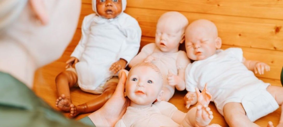Aos 55 anos, mulher encontra boneco parecido com filho e deixa carreira para criar bebês reborn; agora, ela ganha mais de R$ 10 mil por mês