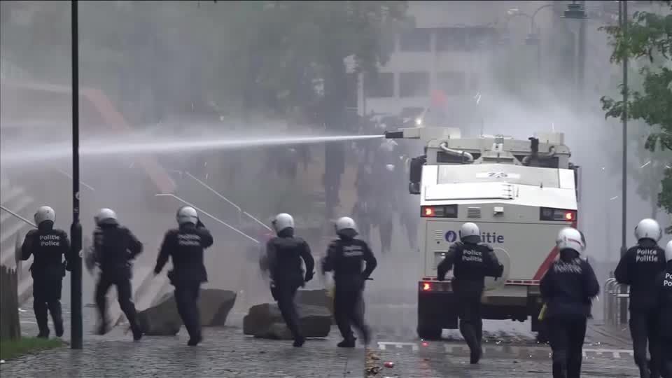 Greve e protesto em Bruxelas terminam em confronto com a polícia