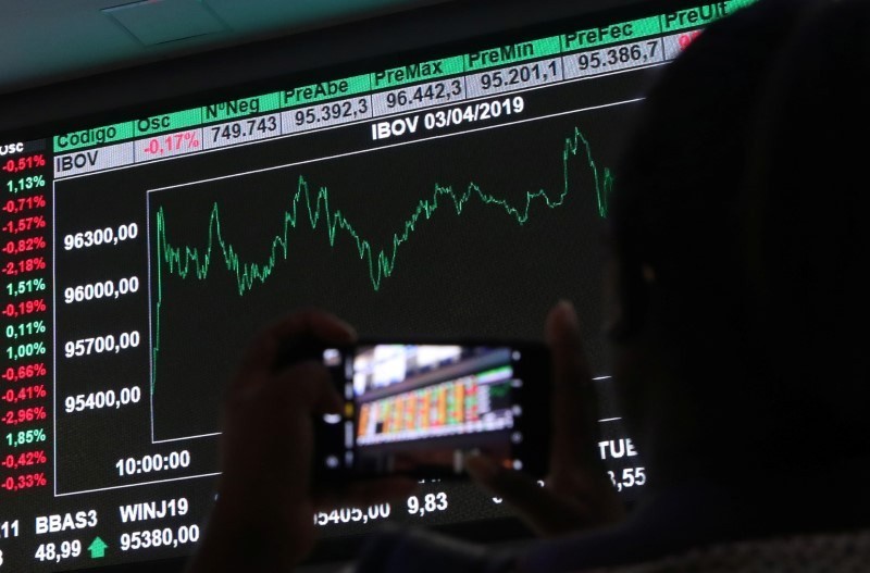 Dólar recua com pesquisa eleitoral no radar