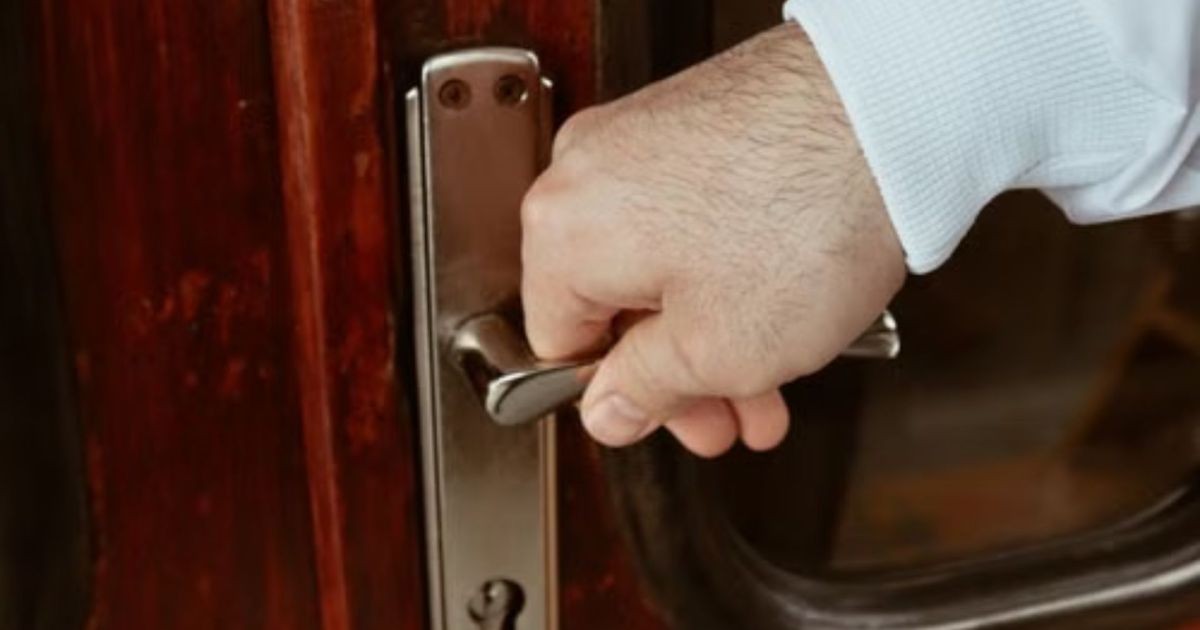 Hábito de conferir a tranca da porta repetidamente pode ser reflexo de intolerância à incerteza; entenda