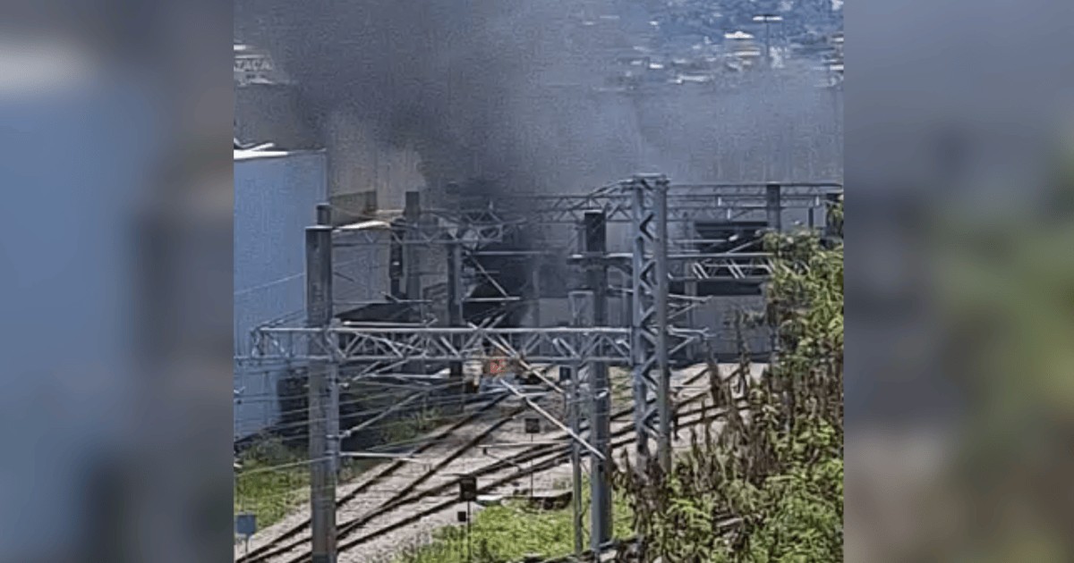 Avião de pequeno porte cai próximo a estação de metrô em Belo Horizonte