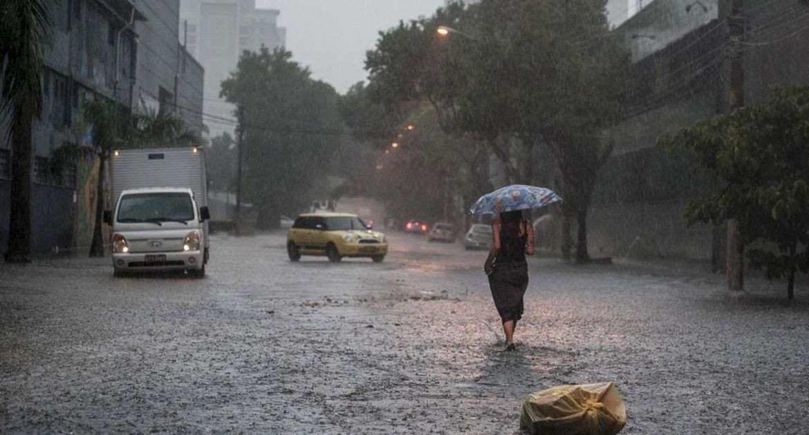Ciclone aumenta risco de temporais no Paraná; veja previsão até segunda