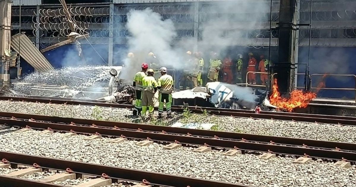 Avião de pequeno porte cai em pátio de metrô e deixa um morto em BH