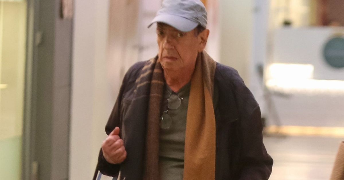 Marcos Oliveira, o Beiçola, anda de muletas em shopping após cirurgia