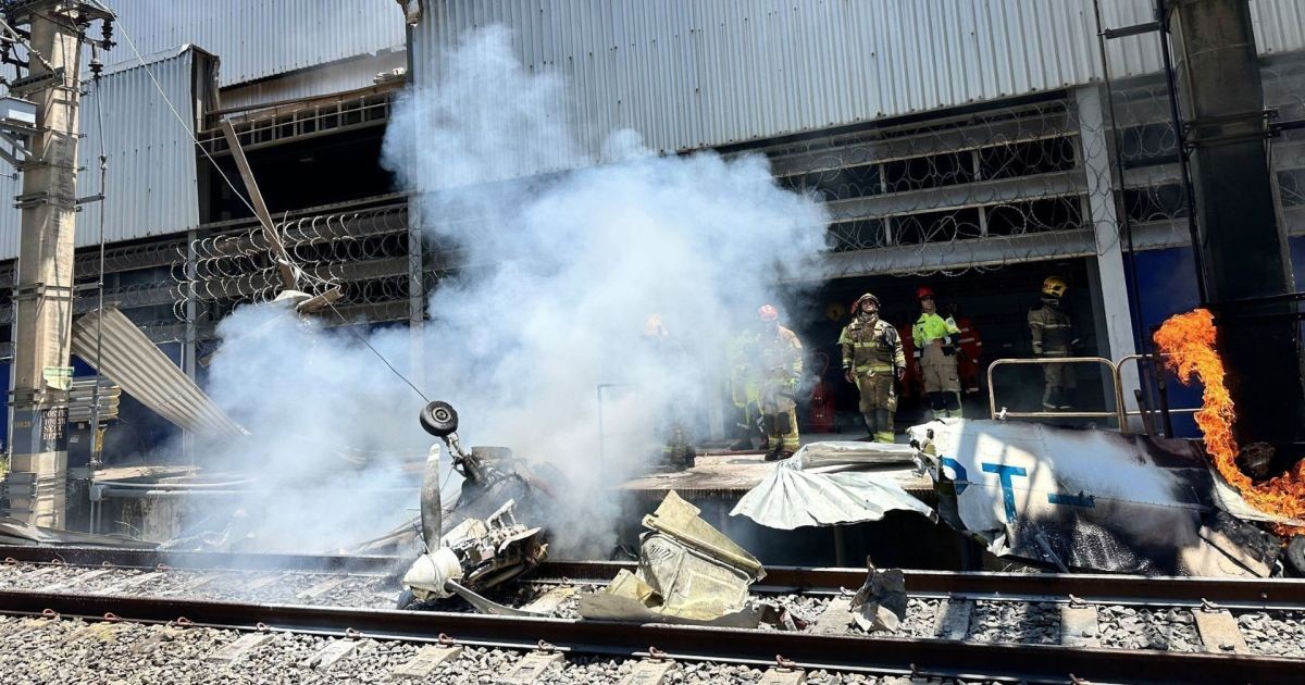 Veja imagens da queda de avião de pequeno porte que deixou um morto em BH