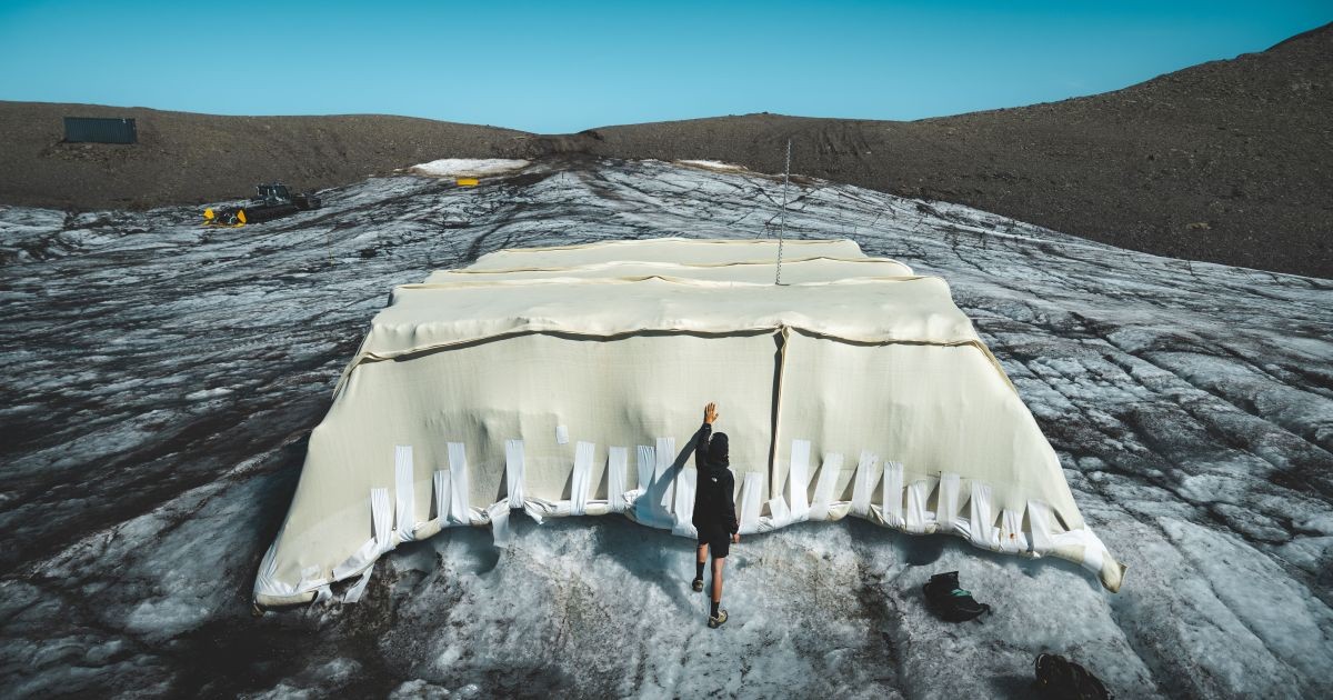 Universitários inspirados por obra de arte cobrem geleira com manta gigante de lã – e acabam desacelerando em 50% seu derretimento