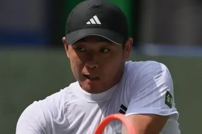 Tenista chinês critica Zverev: “Gostei mais de jogar contra Alcaraz”