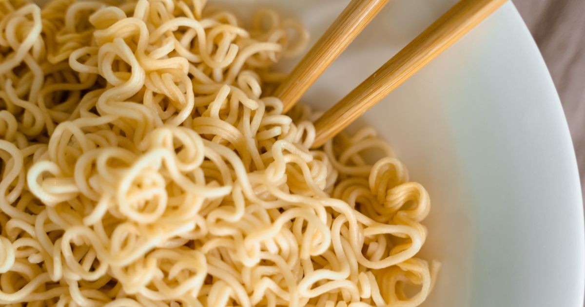 Como o macarrão instantâneo revolucionou a indústria alimentícia e foi essencial para combater a escassez de alimentos após a 2ª Guerra Mundial