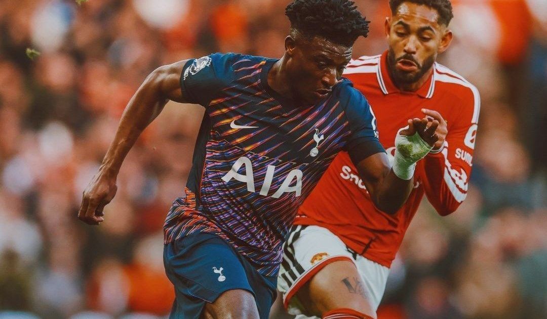 Tottenham empata com o United no fim e sai da lanterna da Premier League