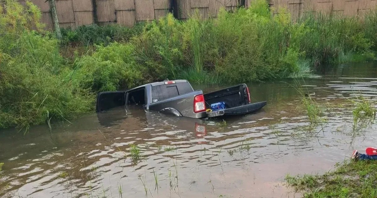 Militares resgatam vítimas de caminhonete submersa na Flórida