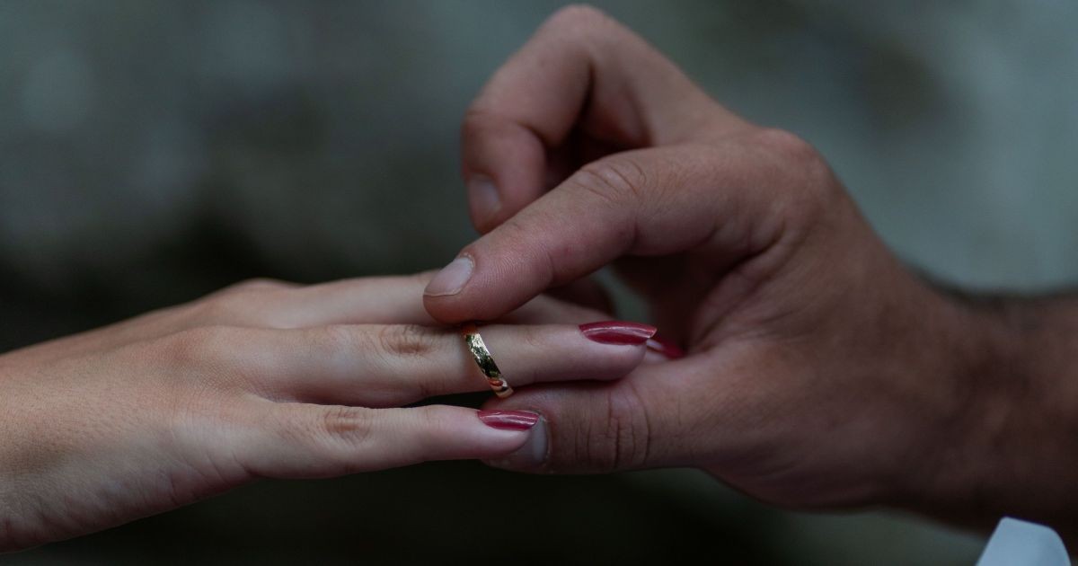 Date para sábado à noite? Como a troca de alianças virou costume entre casais