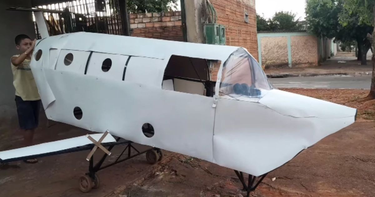 Menino de 12 anos levou 40 dias para construir um avião no quintal de casa com rodas, asas e até uma cabine