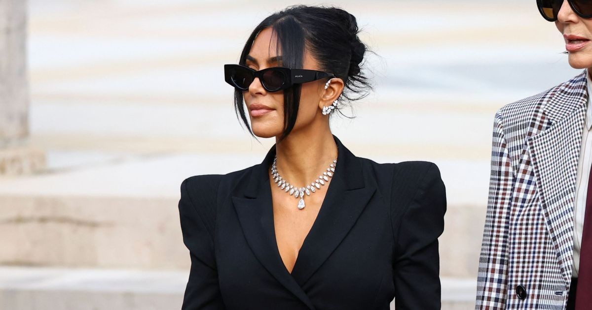 Kim Kardashian: look transparente causa impacto em boxes do GP de Singapura
