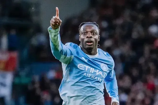 Manchester City goleia Liverpool e segue 100% na Premier League