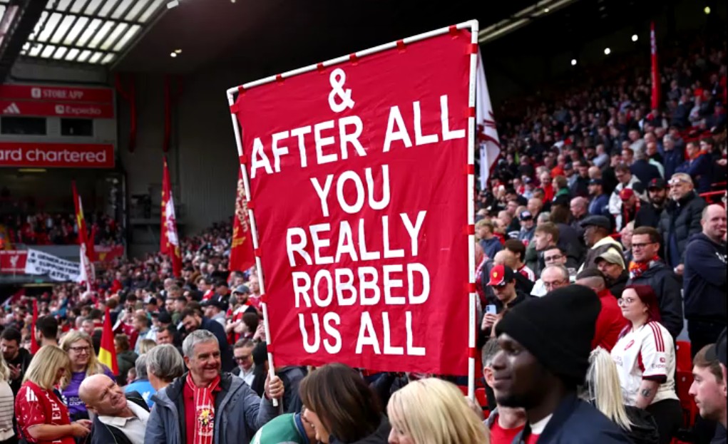 Torcida do Liverpool provoca City após punição por regras financeiras