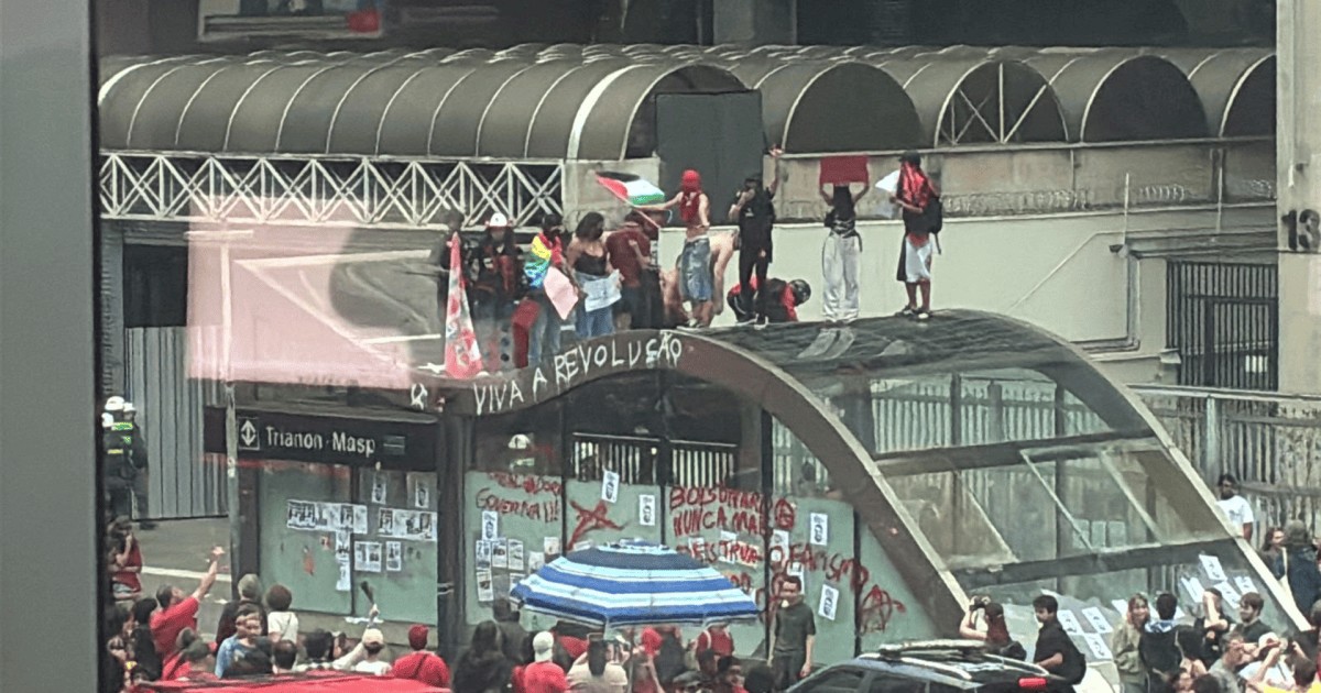 Manifestantes picham e quebram estações de metrô após ato pró-Lula