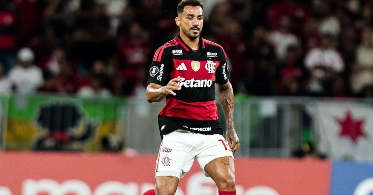 Danilo, do Flamengo, é encaminhado ao hospital após choque no Fla-Flu