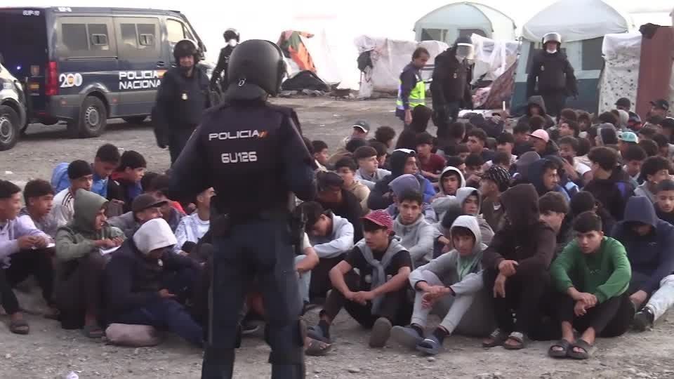 Ceuta: Espanha tira último acampamento de imigrantes antes de visita do rei