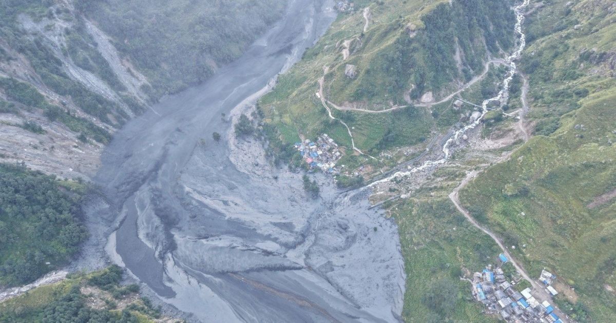 Mais de 100 turistas estrangeiros ficam isolados após enchente no Nepal