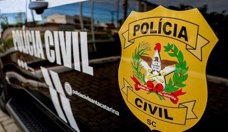 Adolescente de 13 anos pega arma do pai e atira em colega em SC
