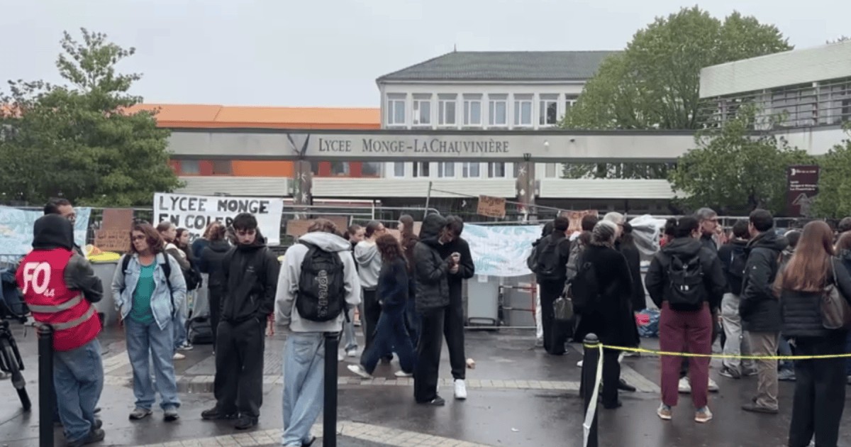 Alunos bloqueiam escola na França devido a preocupações com mofo e amianto