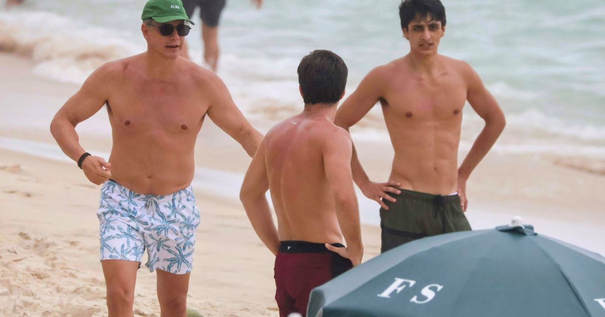 Marcio Garcia acompanha treino de futevôlei do filho no Rio; veja fotos