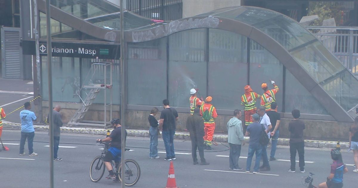 Prefeitura de SP limpa pichações feitas em ato pró-Lula na Avenida Paulista