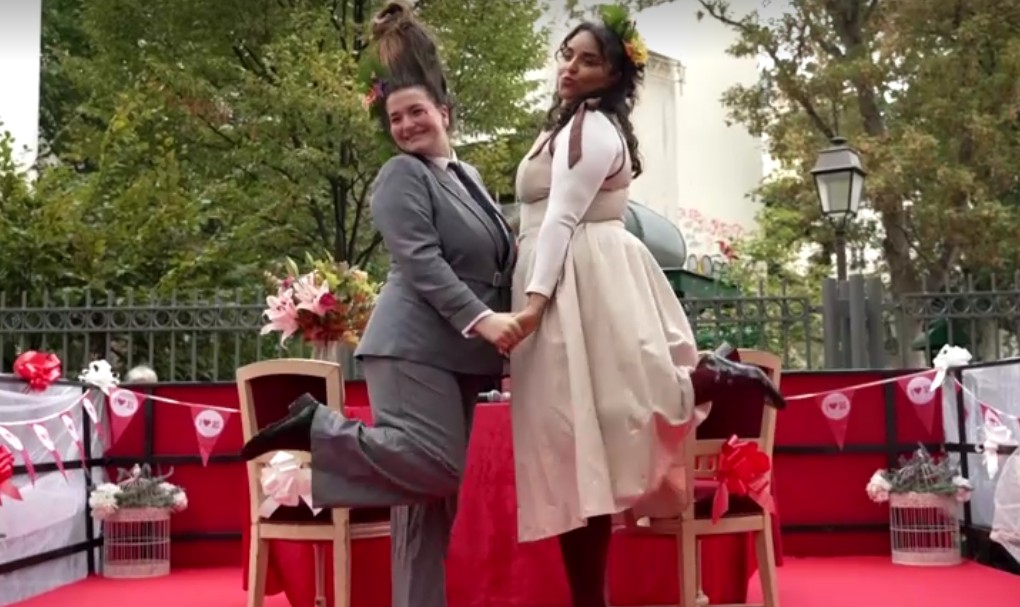 Cerimônia de casamento reversa: tradição anual celebra a desunião entre parceiros em bairro na França